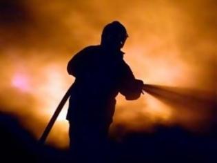 Φωτογραφία για Μάχη όλη νύχτα με τις φλόγες στη Δαμάστα - Λαμπάδιασε αποθήκη με τριφύλλι στη Φυλιαδώνα