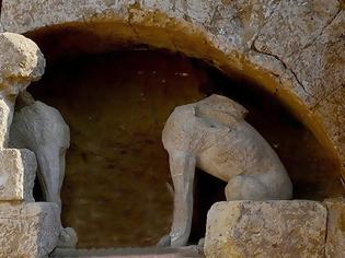 Φωτογραφία για Μετακινούνται οι λίθοι από την είσοδο του τάφου στην Αμφίπολη
