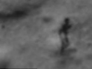 Φωτογραφία για Τέλος στα σενάρια για εξωγήινους από NASA: Γρατζουνιά ή σκόνη, η μυστηριώδης φιγούρα στη σελήνη