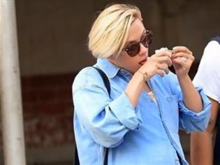 Φωτογραφία για Η εγκυμονούσα Scarlett Johansson απολαμβάνει το παγωτό της