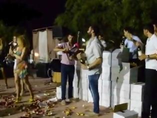 Φωτογραφία για Άλλοι δεν έχουν φαγητό και άλλοι ανοίγουν… 500 σαμπάνιες για τραγουδίστρια σε πανηγύρι στην Αχαΐα [video]