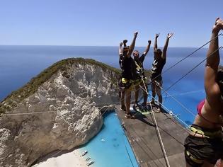 Φωτογραφία για Φωτογραφίες που κόβουν την ανάσα: Παγκόσμια τρέλα με το bungee jumping στην παραλία Ναυάγιο της Ζακύνθου! [photos]