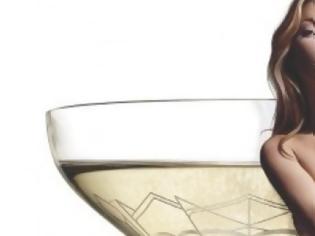 Φωτογραφία για Kate Moss: Το στήθος της έγινε ποτήρι σαμπάνιας