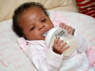 Φωτογραφία για Μόλις τριών ημερών και πίνει μόνη της το γάλα της... [photo+video]