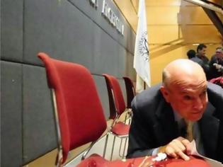 Φωτογραφία για Πέταξαν αβγά στον πρώην υπουργό Οικονομικών της Αργεντινής...