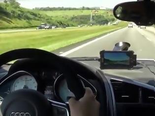 Φωτογραφία για Τρελή κόντρα αυτοκινήτου με δύο μηχανές... [video]