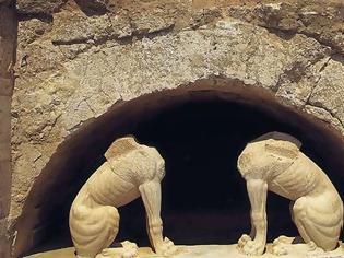 Φωτογραφία για Κατερίνα Περιστέρη: «Ασπίδα» για τον τάφο της Αμφίπολης οι ογκώδεις πέτρες