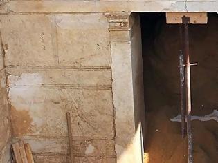 Φωτογραφία για Αμφίπολη: Το νέο στοιχείο που εντείνει την υποψία ότι ο τάφος έχει συληθεί από τυμβωρύχους