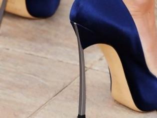 Φωτογραφία για Ελληνες φοιτητές έφτιαξαν πτυσσόμενη γόβα που μετατρέπει το φλατ παπούτσι σε μπότα... Δείτε τη φωτογραφία! [photo]