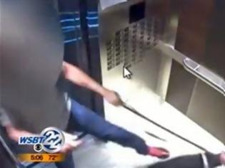 Φωτογραφία για Σάλος από άντρα που κλωτσάει σκύλο σε ασανσέρ [video]