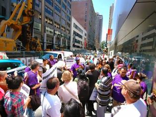 Φωτογραφία για Οι εργαζόμενοι στο AppleStore  βγήκαν στον δρόμο για διαμαρτυρία