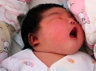 Φωτογραφία για Δείτε το μωρό-γίγας που γεννήθηκε στη Κίνα και ζυγίζει πάνω από 6 κιλά! [photos]