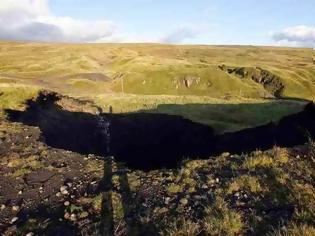 Φωτογραφία για Ένας τεράστιος κρατήρας που διαρκώς μεγαλώνει δημιουργήθηκε σε περιοχή της Βρετανίας...Συναγερμός στις Αρχές! [video]