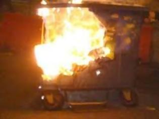 Φωτογραφία για Άγνωστοι έβαλαν φωτιά σε κάδους απορριμάτων στα Εξάρχεια - Κάηκε αυτοκίνητο από την πυρκαγιά