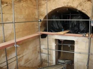 Φωτογραφία για Το “μπλόκο” του τάφου της Αμφίπολης – Το κόλπο για να μείνουν έξω οι τυμβωρύχοι