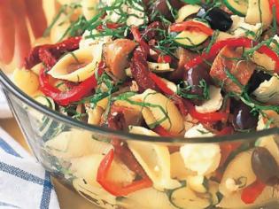 Φωτογραφία για Η συνταγή της ημέρας: Μακαρονοσαλάτα με λιαστή ντομάτα και λουκάνικα και ελιές