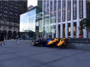 Φωτογραφία για Έχει ξεφύγει εντελώς ο κόσμος! Άνθρωποι περιμένουν στην ουρά για το νέο νέο iPhone, 15 μέρες πριν βγει στην κυκλοφορία [photo]