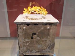 Φωτογραφία για Αμφίπολη: Η ασημένια οστεοθήκη του με το χρυσό στεφάνι του Βρασίδα από τα πλέον σημαντικά ευρήματα των ανασκαφών