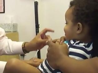 Φωτογραφία για Δείτε το φοβερό γιατρό που κάνει τα παιδάκια να σκάνε στα γέλια όταν τους κάνει ένεση αντί να κλαίνε! [video]