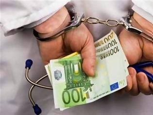 Φωτογραφία για Ελεύθερος με εγγύηση 10.000 ευρώ ο χειρουργός του Γεννηματάς που συνελήφθη με φακελάκι