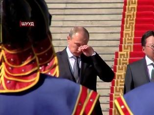 Φωτογραφία για Δείτε το βίντεο: Ο Πούτιν κλαίει με λυγμούς ακούγοντας τον ρωσικό εθνικό ύμνο! [video]
