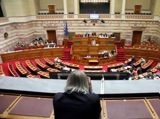 Φωτογραφία για Αυτή είναι η Υπουργός που βόλεψε στο δημόσιο σύζυγο, κόρη και κουμπάρα...