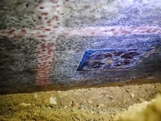 Φωτογραφία για Βασιλικά σύμβολα οι ανάγλυφοι ρόδακες στον τάφο της Αμφίπολης: Οδηγούν σε μέλος της μακεδονικής δυναστείας
