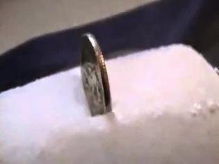 Φωτογραφία για Τι θα συμβεί αν βάλεις ένα νόμισμα μέσα σε κομμάτι ξηρού πάγου; [VIDEO]