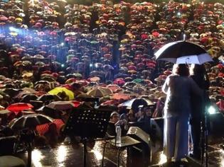 Φωτογραφία για ΚΑΤΑΠΛΗΚΤΙΚΟ βίντεο: Η Χάρις Αλεξίου και η Τάνια Τσανακλίδου τραγουδούν κάτω από τη βροχή στην Θεσσαλονίκη