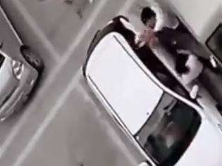 Φωτογραφία για ΣΟΚ: Τη πλάκωσαν στο ξύλο και προκάλεσαν φθορές στο αμάξι της, επειδή πάρκαρε σε λάθος θέση! [video]