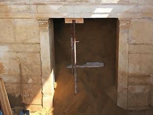 Φωτογραφία για Γιατί οι αρχαιολόγοι δεν γκρεμίζουν τον τοίχο κάτω από τις Καρυάτιδες της Αμφίπολης;