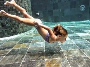 Φωτογραφία για Δείτε την 4χρονη γοργόνα που κολυμπάει σαν δελφίνι και ΣΑΡΩΝΕΙ στο διαδίκτυο!!! (ΒΙΝΤΕΟ)