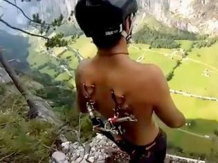 Φωτογραφία για Εκπληκτικό BASE jumping: Κάρφωσε το αλεξίπτωτο με γάντζους στο δέρμα του και έπεσε στο κενό [video]