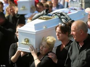 Φωτογραφία για Ράγισαν καρδιές στην κηδεία των διδύμων που σκότωσε ο μεγαλύτερος αδερφός τους... [photos]