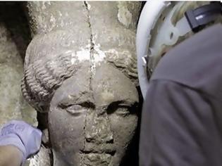 Φωτογραφία για Παγκόσμιος θαυμασμός για την Αμφίπολη: Ολόσωμες οι Καρυάτιδες στον τάφο...Έρχονται ανακοινώσεις από το υπουργείο Πολιτισμού