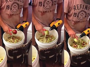 Φωτογραφία για Αυτός είναι ο νέος τρόπος για να Καθαρίσετε μήλα! [Video]