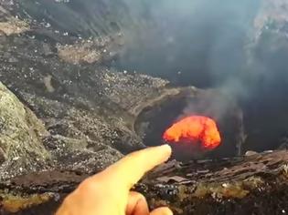 Φωτογραφία για Δείτε τον Έλληνα που έβγαλε selfie μέσα στον κρατήρα ενεργού ηφαιστείου... [video]