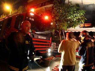 Φωτογραφία για Τραγωδία στο Παλαιό Φάληρο: Δύο νεκροί από πυρκαγιά σε τριώροφο κτίριο