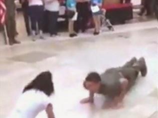 Φωτογραφία για ΒΙΝΤΕΟ-Κοριτσάκι νίκησε στρατιώτη σε διαγωνισμό push-ups