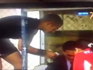 Φωτογραφία για Απίστευτο: Διαιτητής μετράει χρήματα πριν τον αγώνα... [video]