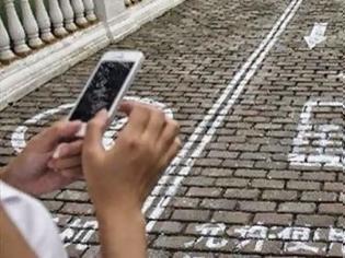 Φωτογραφία για Κίνα: Εφτιαξαν πεζοδρόμια ειδικά για όσους δεν σταματούν το… texting!