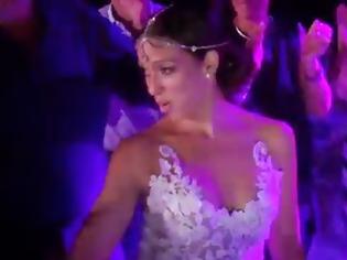 Φωτογραφία για Ο παραμυθένιος γάμος του ιδιοκτήτη του Nammos: Το τσιφτετέλι της Κουβανής νύφης για το οποίο παραμιλά όλη η Μύκονος [video]