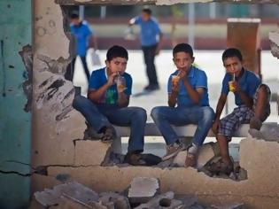 Φωτογραφία για ΣΥΓΚΛΟΝΙΣΤΙΚΟ βίντεο: Επιστροφή στα σχολεία στη Γάζα... Πώς είναι το μάθημα στα χαλάσματα; [video]