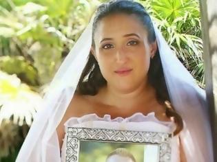 Φωτογραφία για Έχασε τον άνδρα της 52 μέρες πριν το γάμο τους. Δείτε τι έκανε το νυφικό της! [video]