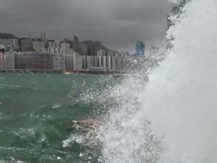 Φωτογραφία για Ισχυρός τυφώνας χτύπησε το Χονγκ Κονγκ