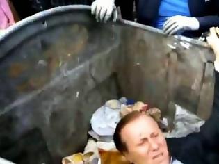 Φωτογραφία για Βίντεο: Πέταξαν στα σκουπίδια Ουκρανό βουλευτή!
