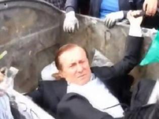 Φωτογραφία για Ουκρανία: Πέταξαν βουλευτή στα σκουπίδια!