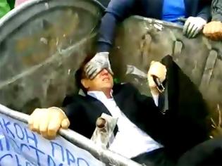 Φωτογραφία για Απίστευτο: Πέταξαν Ουκρανό βουλευτή στα... σκουπίδια! [video]