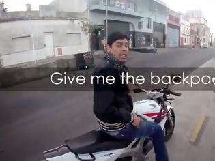 Φωτογραφία για Ποδηλάτης που γυρίζει όλο τον κόσμο πέφτει θύμα ένοπλης ληστείας on camera [video]