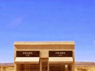 Φωτογραφία για Τι γυρεύει ένα κατάστημα Prada κυριολεκτικά στη μέση της ερήμου; (pics)